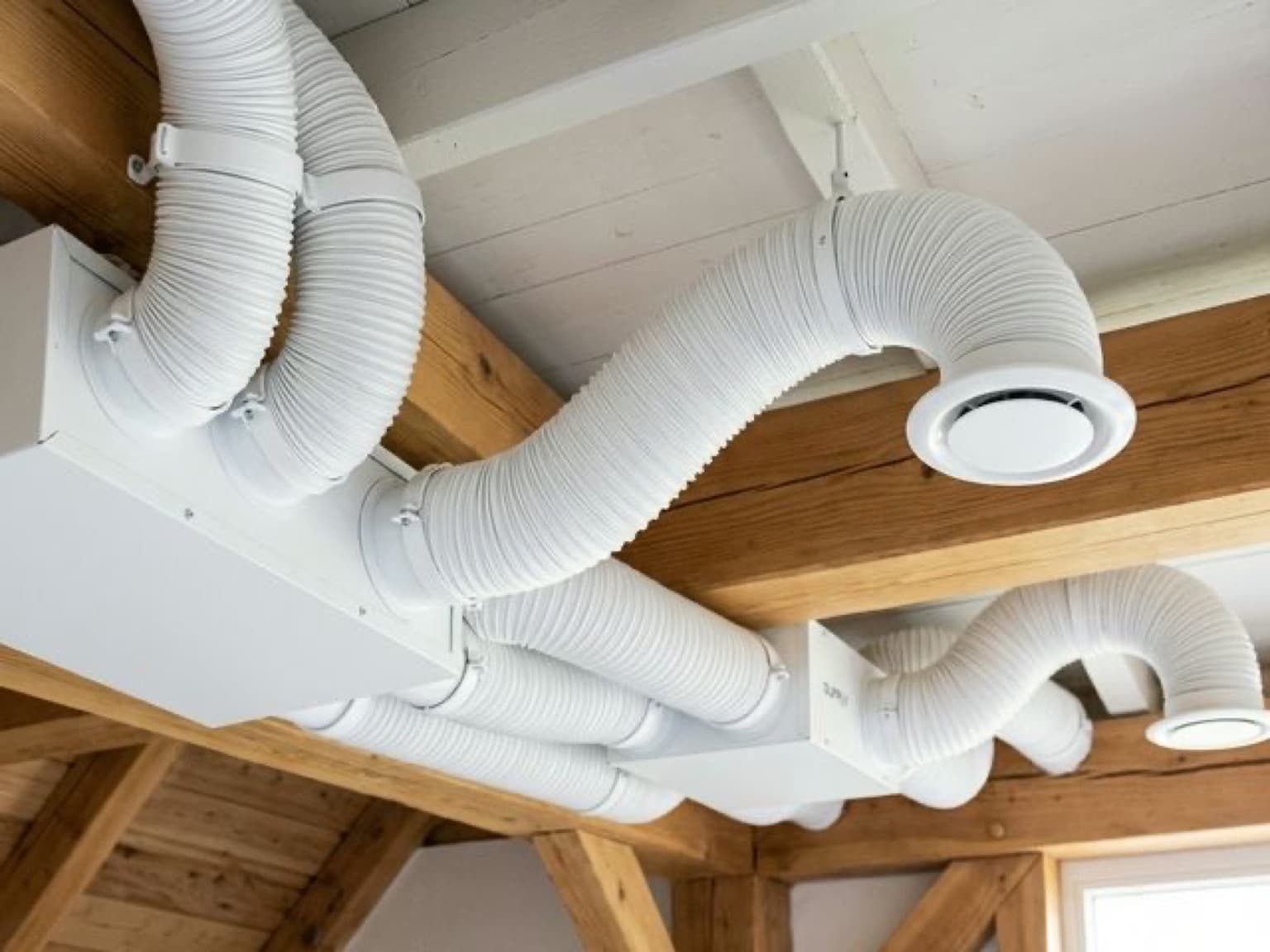 Приточно-вытяжная вентиляционная система в современном загородном доме.