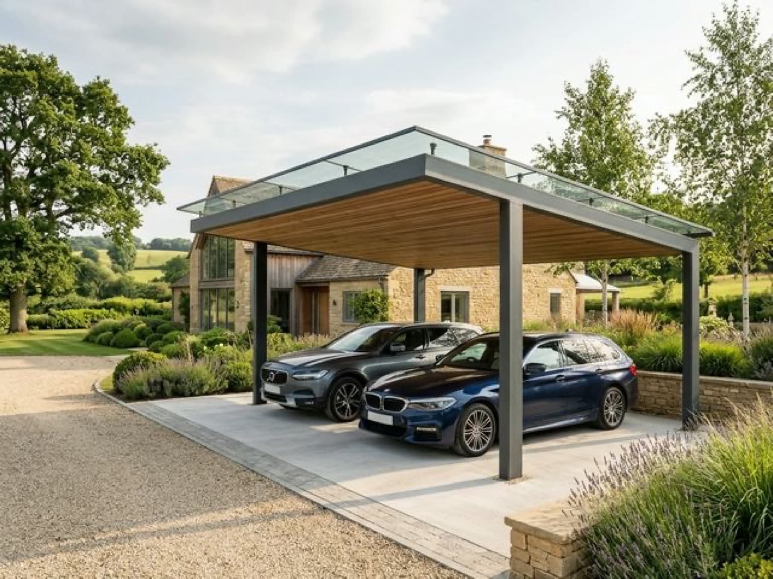 Навес над автомобилем на участке загородного дома.